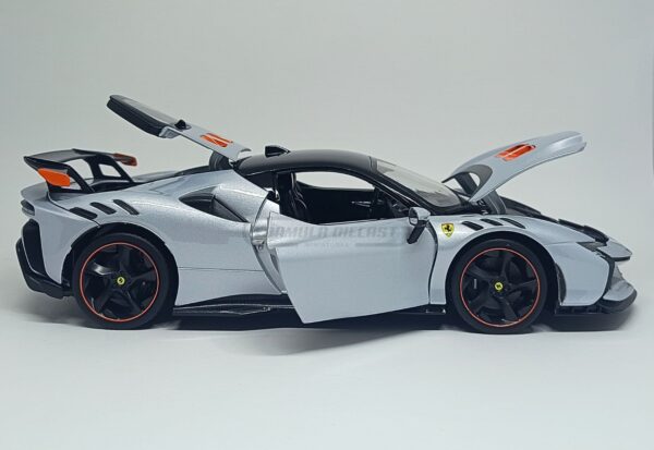 Miniatura de carro Ferrari SF90XX Stradale 2024, cor Grigio Alloy, escala 1:18, marca Bburago