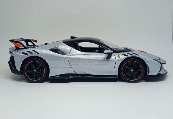 Miniatura de carro Ferrari SF90XX Stradale 2024, cor Grigio Alloy, escala 1:18, marca Bburago