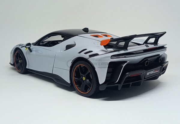 Miniatura de carro Ferrari SF90XX Stradale 2024, cor Grigio Alloy, escala 1:18, marca Bburago