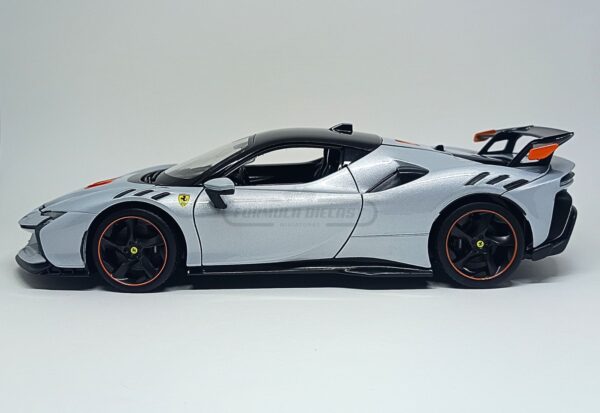 Miniatura de carro Ferrari SF90XX Stradale 2024, cor Grigio Alloy, escala 1:18, marca Bburago