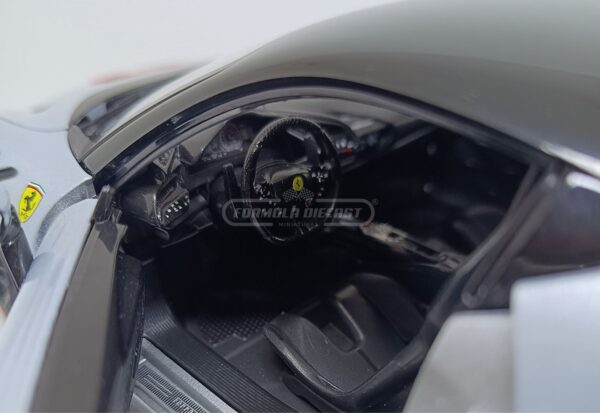 Miniatura de carro Ferrari SF90XX Stradale 2024, cor Grigio Alloy, escala 1:18, marca Bburago