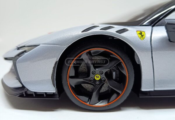 Miniatura de carro Ferrari SF90XX Stradale 2024, cor Grigio Alloy, escala 1:18, marca Bburago