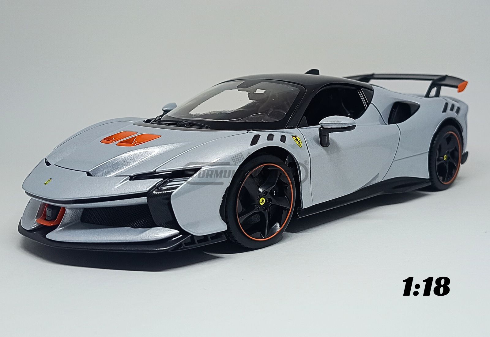 Miniatura de carro Ferrari SF90XX Stradale 2024, cor Grigio Alloy, escala 1:18, marca Bburago