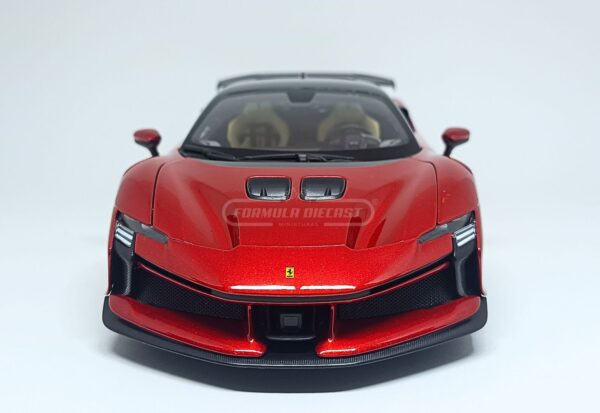 Miniatura de carro Ferrari SF90XX Stradale 2024, cor Rosso Magma, escala 1:18, marca Bburago