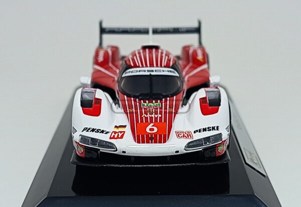 Miniatura de carro Porsche 963 #6 pilotado por Estre, Lotterer e Vanthoor, 4º lugar 24h de Le Mans 2024, escala 1:43, marca Bburago