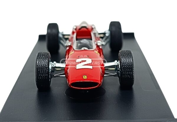Miniatura de carro Ferrari 158 #2 pilotado por John Surtees, vencedor GP da Itália, campeão mundial F1 1964, escala 1:43, marca Brumm