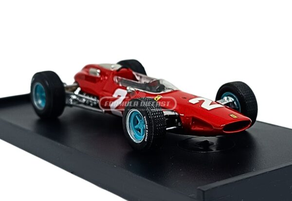 Miniatura de carro Ferrari 158 #2 pilotado por John Surtees, vencedor GP da Itália, campeão mundial F1 1964, escala 1:43, marca Brumm