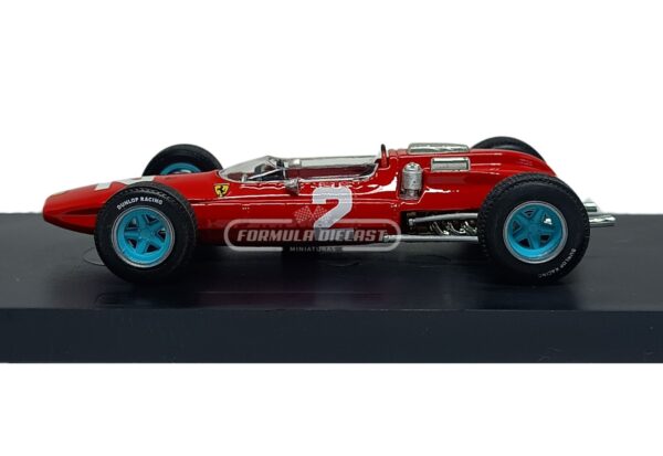 Miniatura de carro Ferrari 158 #2 pilotado por John Surtees, vencedor GP da Itália, campeão mundial F1 1964, escala 1:43, marca Brumm