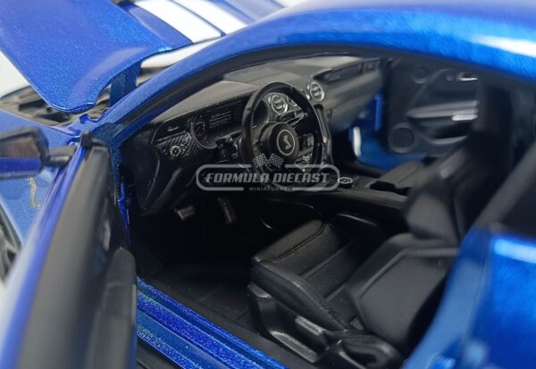 Miniatura de carro Ford Mustang Shelby GT500, ano 2020, cor Azul com faixas brancas, escala 1:18, marca Maisto