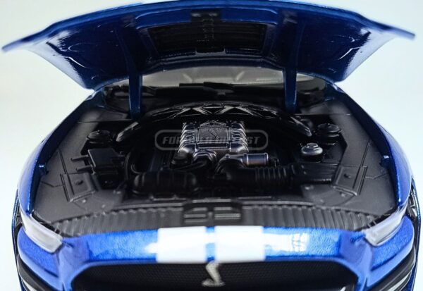 Miniatura de carro Ford Mustang Shelby GT500, ano 2020, cor Azul com faixas brancas, escala 1:18, marca Maisto