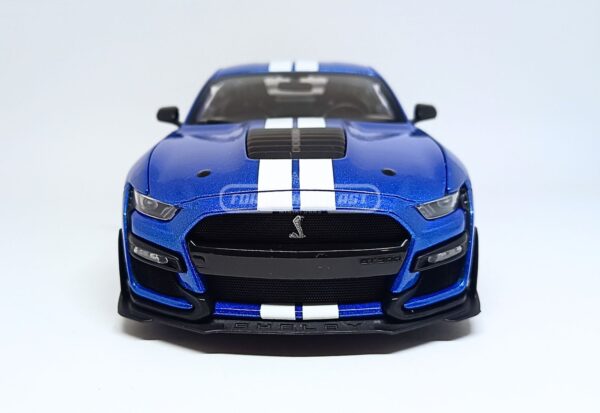 Miniatura de carro Ford Mustang Shelby GT500, ano 2020, cor Azul com faixas brancas, escala 1:18, marca Maisto