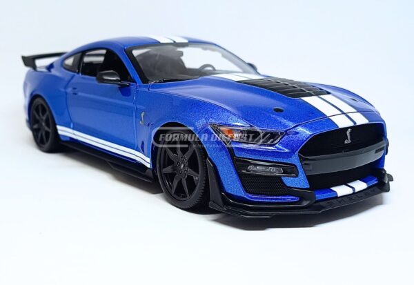 Miniatura de carro Ford Mustang Shelby GT500, ano 2020, cor Azul com faixas brancas, escala 1:18, marca Maisto