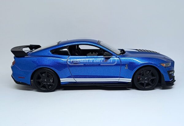 Miniatura de carro Ford Mustang Shelby GT500, ano 2020, cor Azul com faixas brancas, escala 1:18, marca Maisto