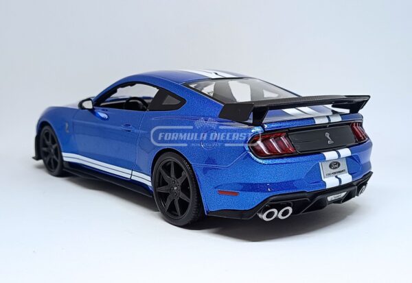 Miniatura de carro Ford Mustang Shelby GT500, ano 2020, cor Azul com faixas brancas, escala 1:18, marca Maisto