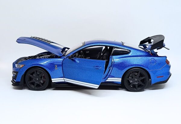 Miniatura de carro Ford Mustang Shelby GT500, ano 2020, cor Azul com faixas brancas, escala 1:18, marca Maisto