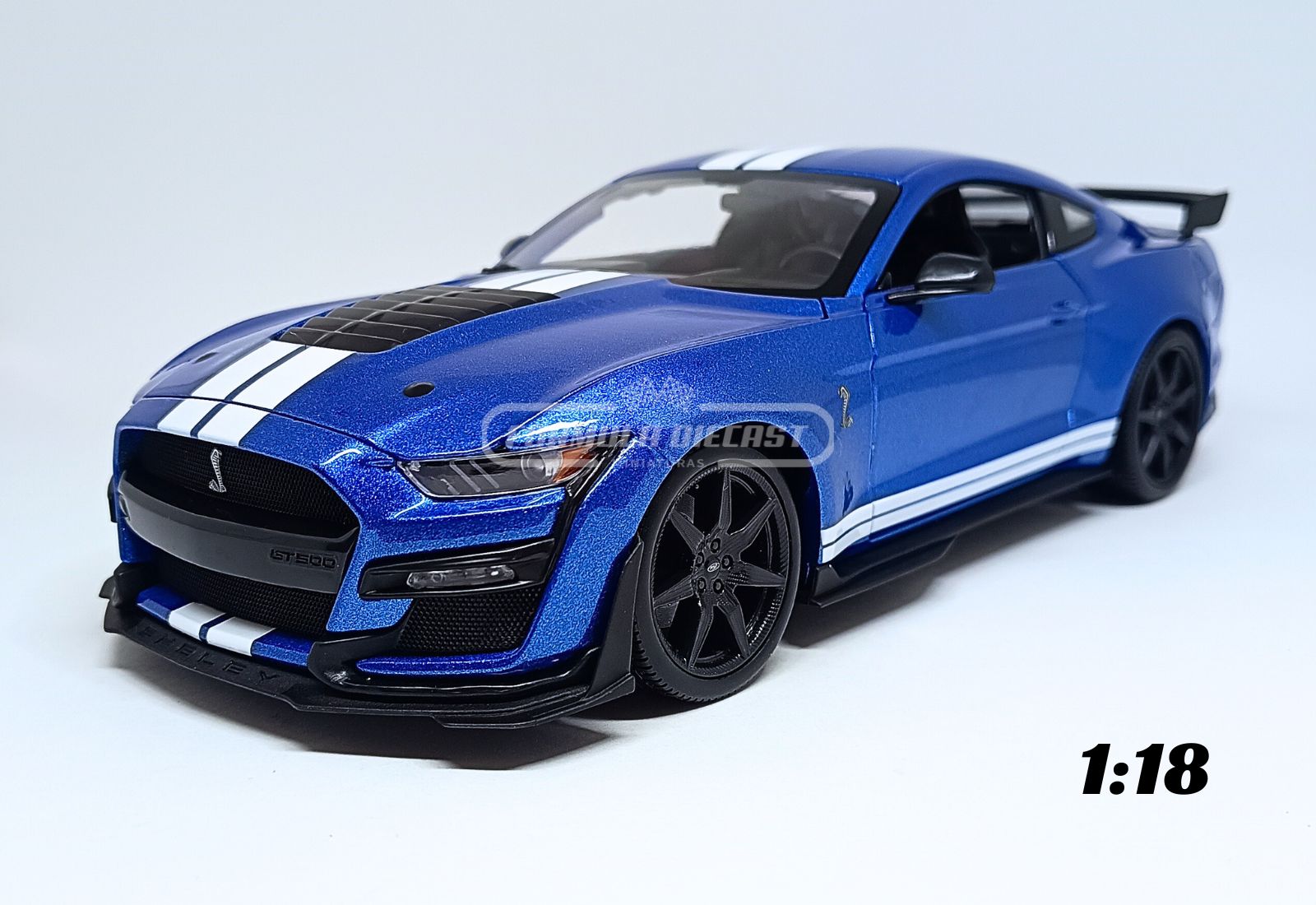 Miniatura de carro Ford Mustang Shelby GT500, ano 2020, cor Azul com faixas brancas, escala 1:18, marca Maisto