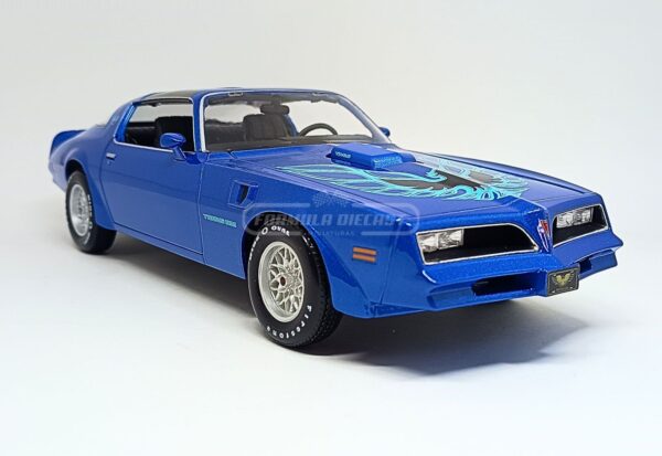 Miniatura de carro Pontiac Firebird Trans-Am 1978, cor Azul Metálico, escala 1:18, marca Maisto