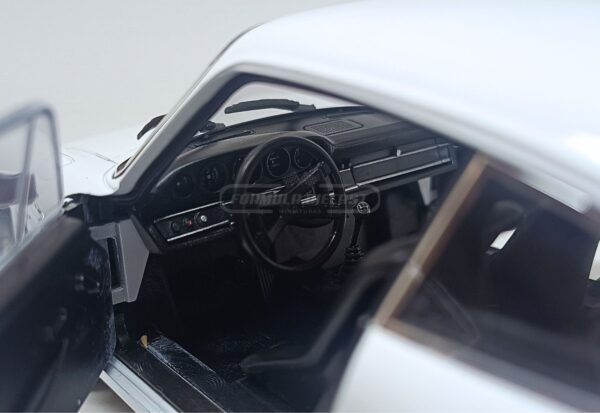 Miniatura de carro Porsche 911 Carrera RS 2.7 1973, cor Branco e Vermelho, escala 1:18, marca Welly