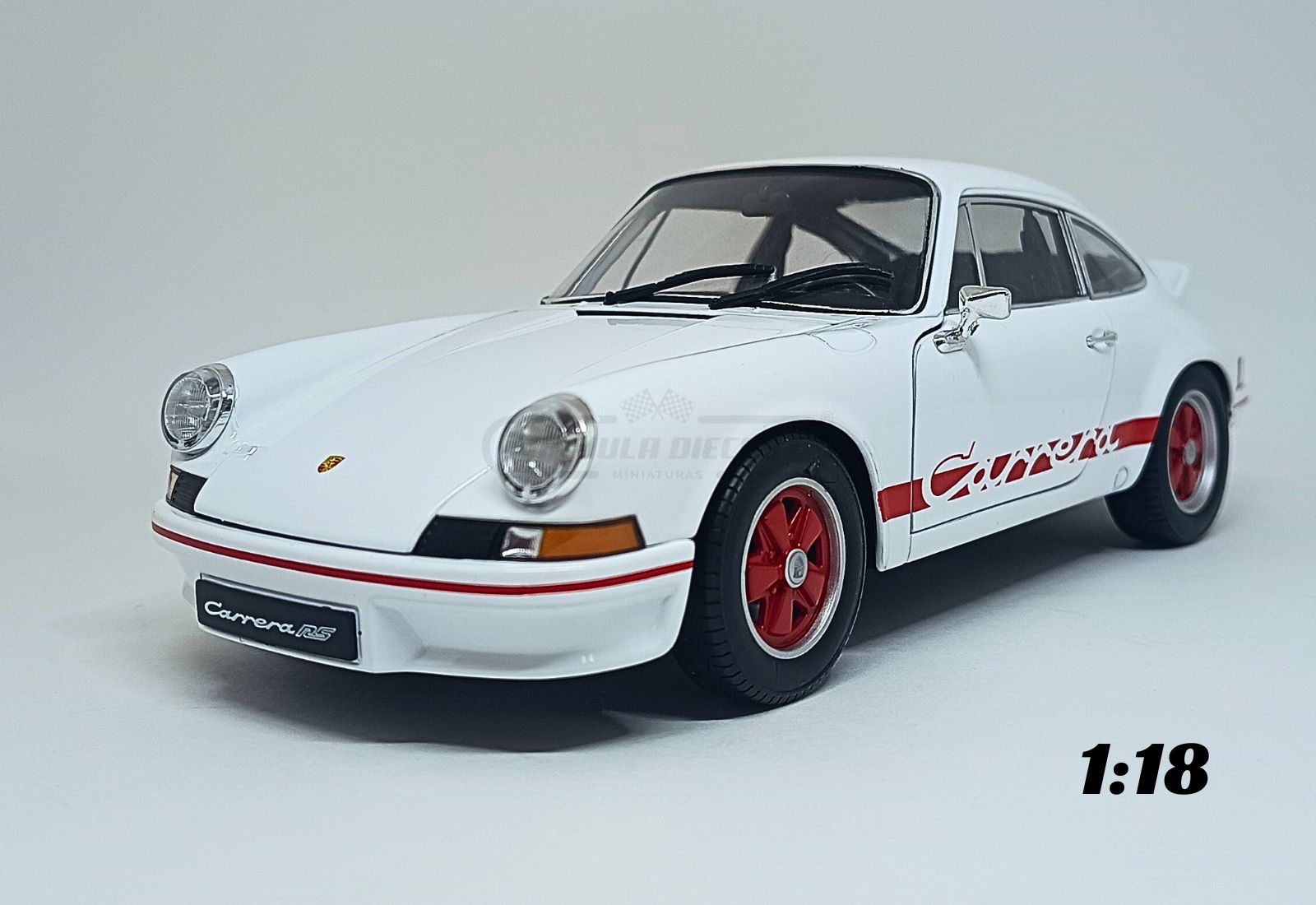 Miniatura de carro Porsche 911 Carrera RS 2.7 1973, cor Branco e Vermelho, escala 1:18, marca Welly