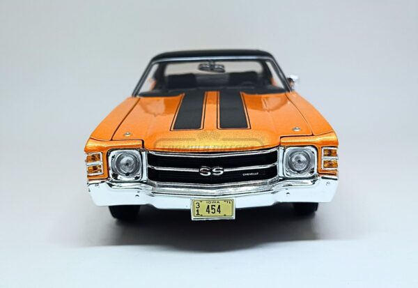 Miniatura de carro Chevrolet Chevelle SS 454 Sport Coupe 1971, cor Laranja, escala 1:18, marca Maisto