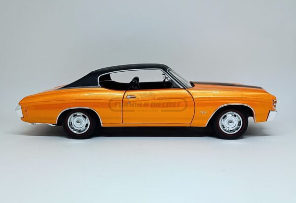 Miniatura de carro Chevrolet Chevelle SS 454 Sport Coupe 1971, cor Laranja, escala 1:18, marca Maisto
