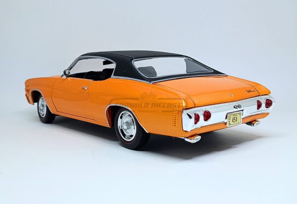 Miniatura de carro Chevrolet Chevelle SS 454 Sport Coupe 1971, cor Laranja, escala 1:18, marca Maisto