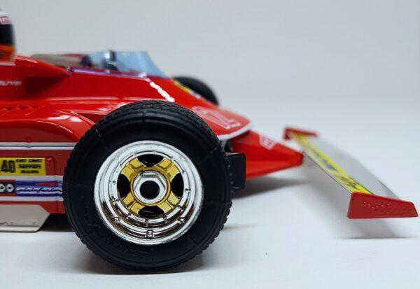 Miniatura de carro Ferrari 312T4 #12 Gilles Villeneuve, vencedor do GP de Long Beach-US, F1 1979, escala 1:18, marca Bburago