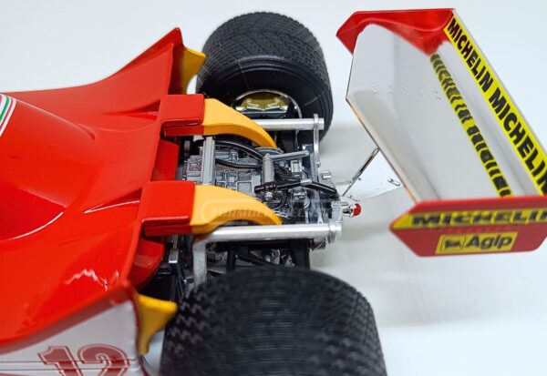Miniatura de carro Ferrari 312T4 #12 Gilles Villeneuve, vencedor do GP de Long Beach-US, F1 1979, escala 1:18, marca Bburago