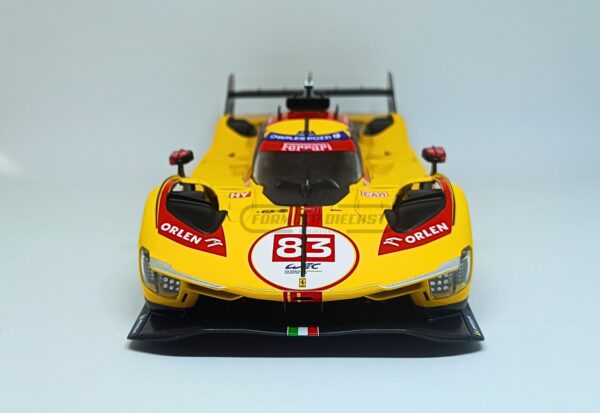 Miniatura de carro Ferrari 499P #83, pilotado por R. Kubica, R. Shwartzman e Y. Ye, 4º lugar WEC Qatar 2024, escala 1:18, marca Bburago