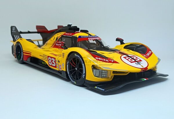 Miniatura de carro Ferrari 499P #83, pilotado por R. Kubica, R. Shwartzman e Y. Ye, 4º lugar WEC Qatar 2024, escala 1:18, marca Bburago