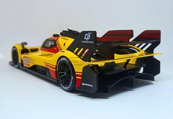 Miniatura de carro Ferrari 499P #83, pilotado por R. Kubica, R. Shwartzman e Y. Ye, 4º lugar WEC Qatar 2024, escala 1:18, marca Bburago