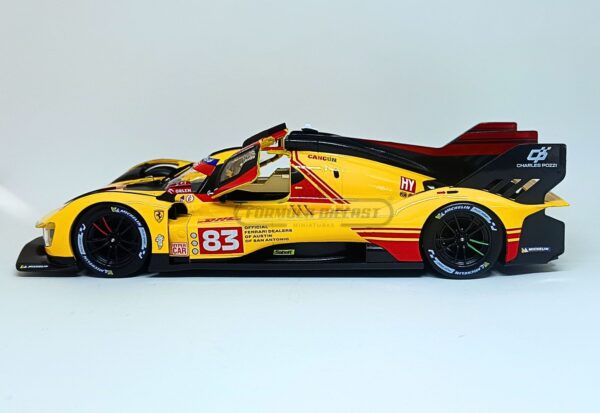 Miniatura de carro Ferrari 499P #83, pilotado por R. Kubica, R. Shwartzman e Y. Ye, 4º lugar WEC Qatar 2024, escala 1:18, marca Bburago
