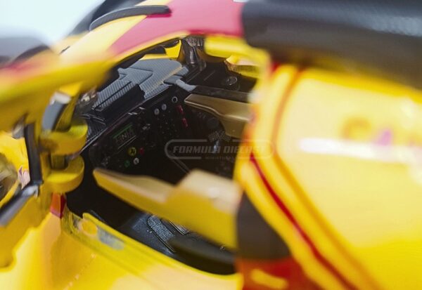 Miniatura de carro Ferrari 499P #83, pilotado por R. Kubica, R. Shwartzman e Y. Ye, 4º lugar WEC Qatar 2024, escala 1:18, marca Bburago