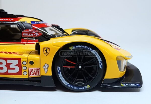 Miniatura de carro Ferrari 499P #83, pilotado por R. Kubica, R. Shwartzman e Y. Ye, 4º lugar WEC Qatar 2024, escala 1:18, marca Bburago