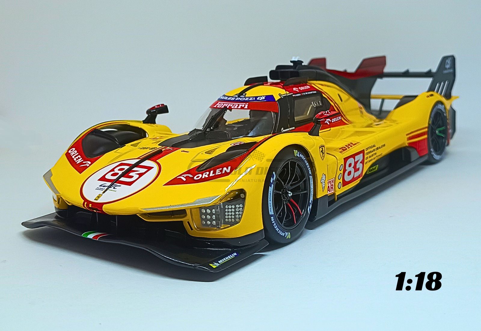 Miniatura de carro Ferrari 499P #83, pilotado por R. Kubica, R. Shwartzman e Y. Ye, 4º lugar WEC Qatar 2024, escala 1:18, marca Bburago