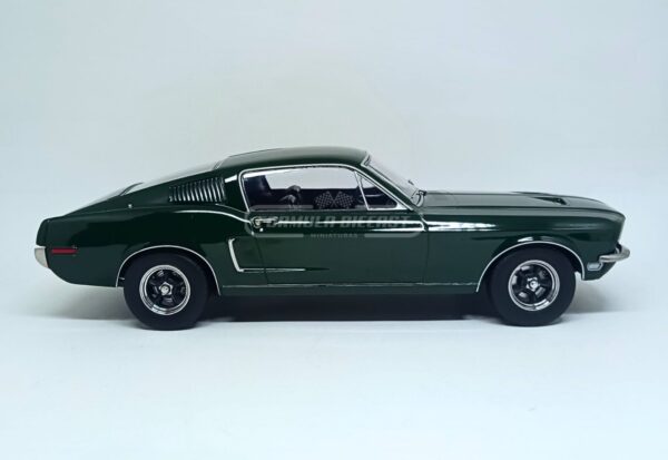 Miniatura de carro Ford Mustang GT Fastback "Bullitt", ano 1968, cor Verde Escuro, escala 1:18, marca KK-Scale