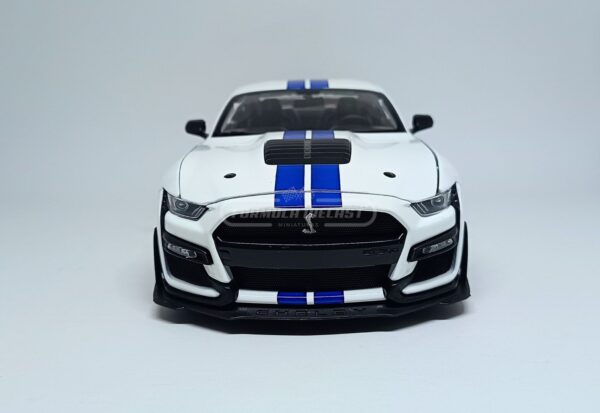 Miniatura de carro Ford Mustang Shelby GT500, ano 2020, cor branco e azul, escala 1:18, marca Maisto