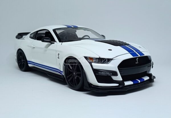 Miniatura de carro Ford Mustang Shelby GT500, ano 2020, cor branco e azul, escala 1:18, marca Maisto