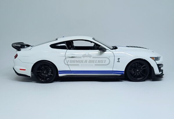 Miniatura de carro Ford Mustang Shelby GT500, ano 2020, cor branco e azul, escala 1:18, marca Maisto
