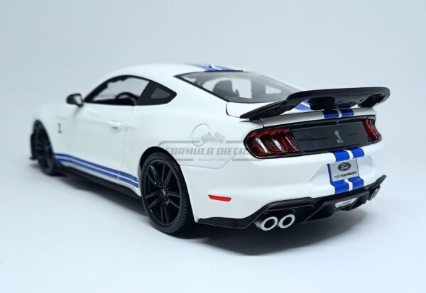 Miniatura de carro Ford Mustang Shelby GT500, ano 2020, cor branco e azul, escala 1:18, marca Maisto