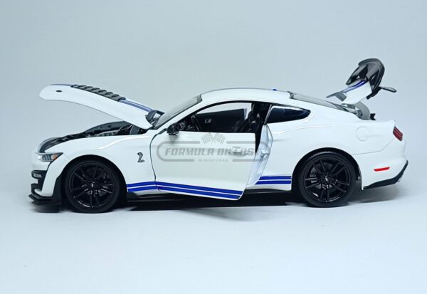 Miniatura de carro Ford Mustang Shelby GT500, ano 2020, cor branco e azul, escala 1:18, marca Maisto