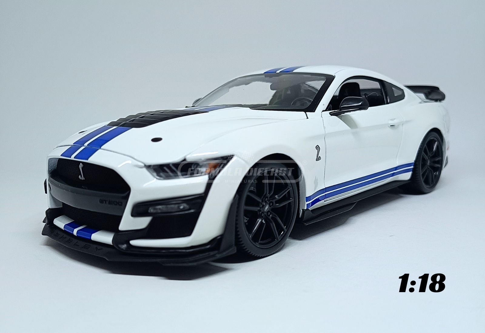 Miniatura de carro Ford Mustang Shelby GT500, ano 2020, cor branco e azul, escala 1:18, marca Maisto