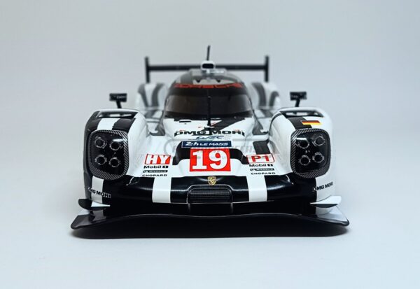 Miniatura de carro Porsche 919 Hybrid #19, pilotado por E. Bamber, N. Tandy e N. Hülkenberg, vencedor 24h Le Mans 2015, escala 1:18, marca IXO