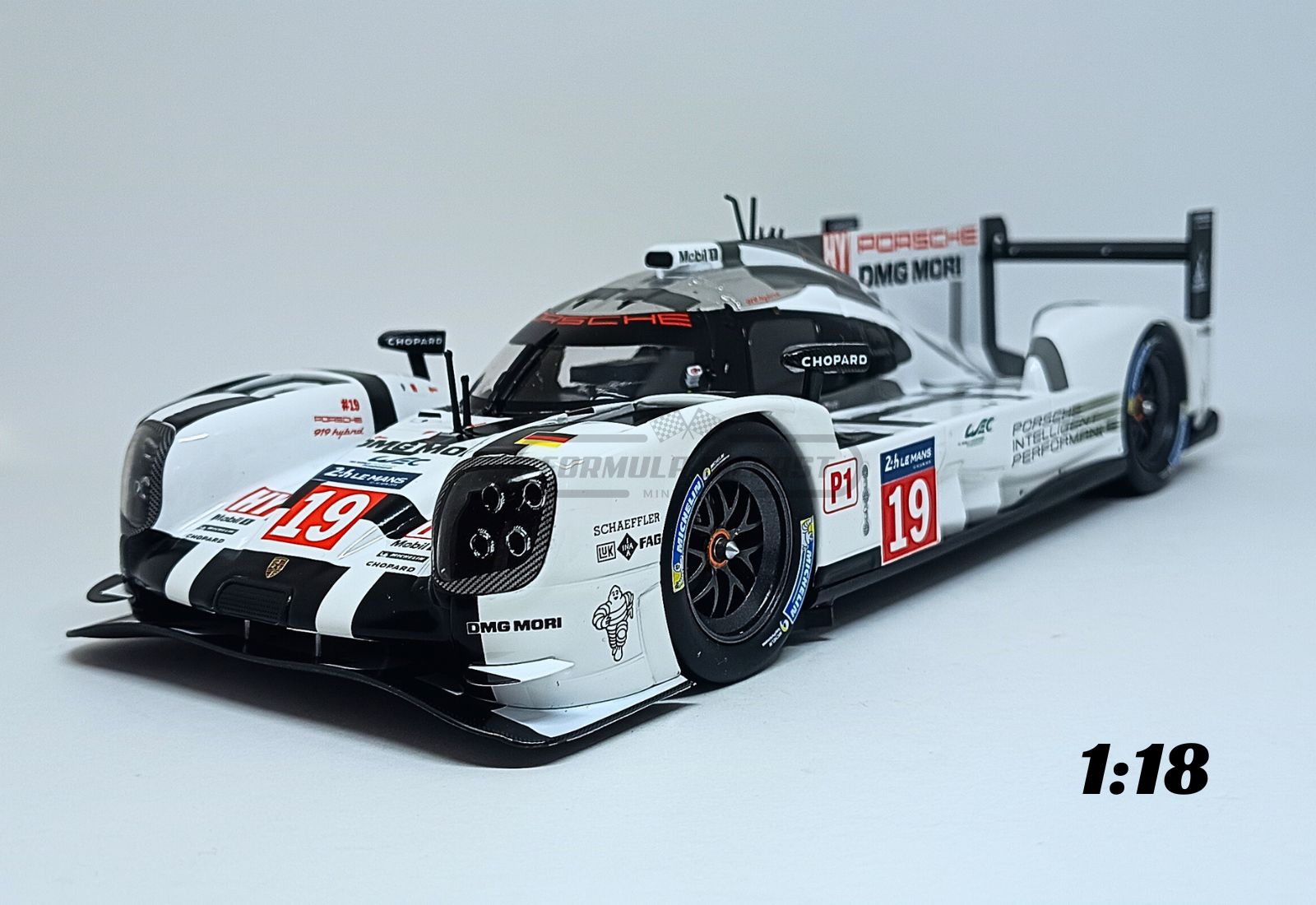 Miniatura de carro Porsche 919 Hybrid #19, pilotado por E. Bamber, N. Tandy e N. Hülkenberg, vencedor 24h Le Mans 2015, escala 1:18, marca IXO