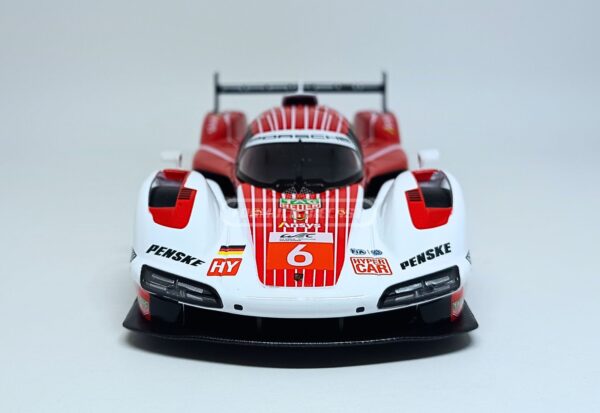 Miniatura de carro Porsche 963 #6 pilotado por K. Estre/A.Lotterer/L.Vanthoor, 4º lugar 24h de Le Mans 2024, escala 1:24, marca Bburago