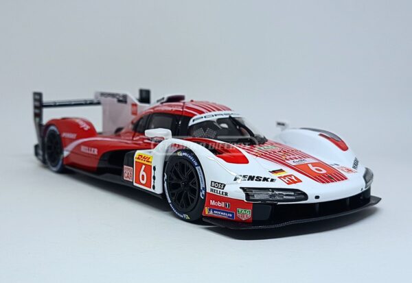 Miniatura de carro Porsche 963 #6 pilotado por K. Estre/A.Lotterer/L.Vanthoor, 4º lugar 24h de Le Mans 2024, escala 1:24, marca Bburago