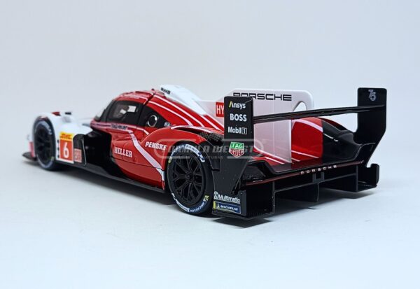 Miniatura de carro Porsche 963 #6 pilotado por K. Estre/A.Lotterer/L.Vanthoor, 4º lugar 24h de Le Mans 2024, escala 1:24, marca Bburago