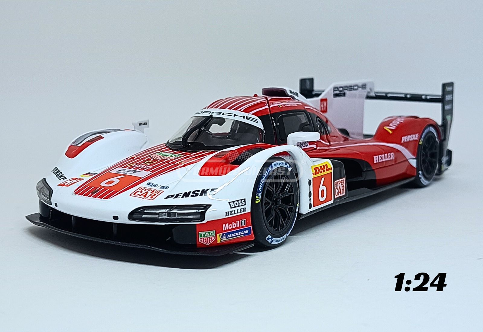 Miniatura de carro Porsche 963 #6 pilotado por K. Estre/A.Lotterer/L.Vanthoor, 4º lugar 24h de Le Mans 2024, escala 1:24, marca Bburago