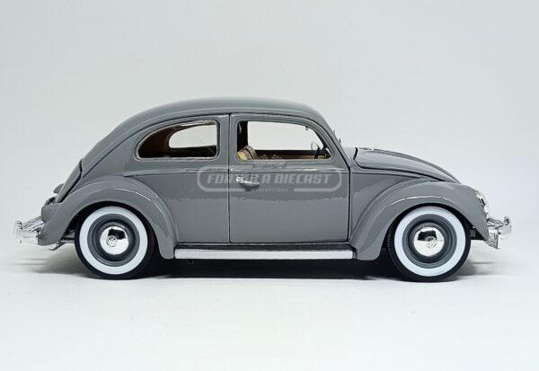 Miniatura de carro VW Fusca Käfer-Beetle 1951, cor Cinza, escala 1:18, marca Bburago