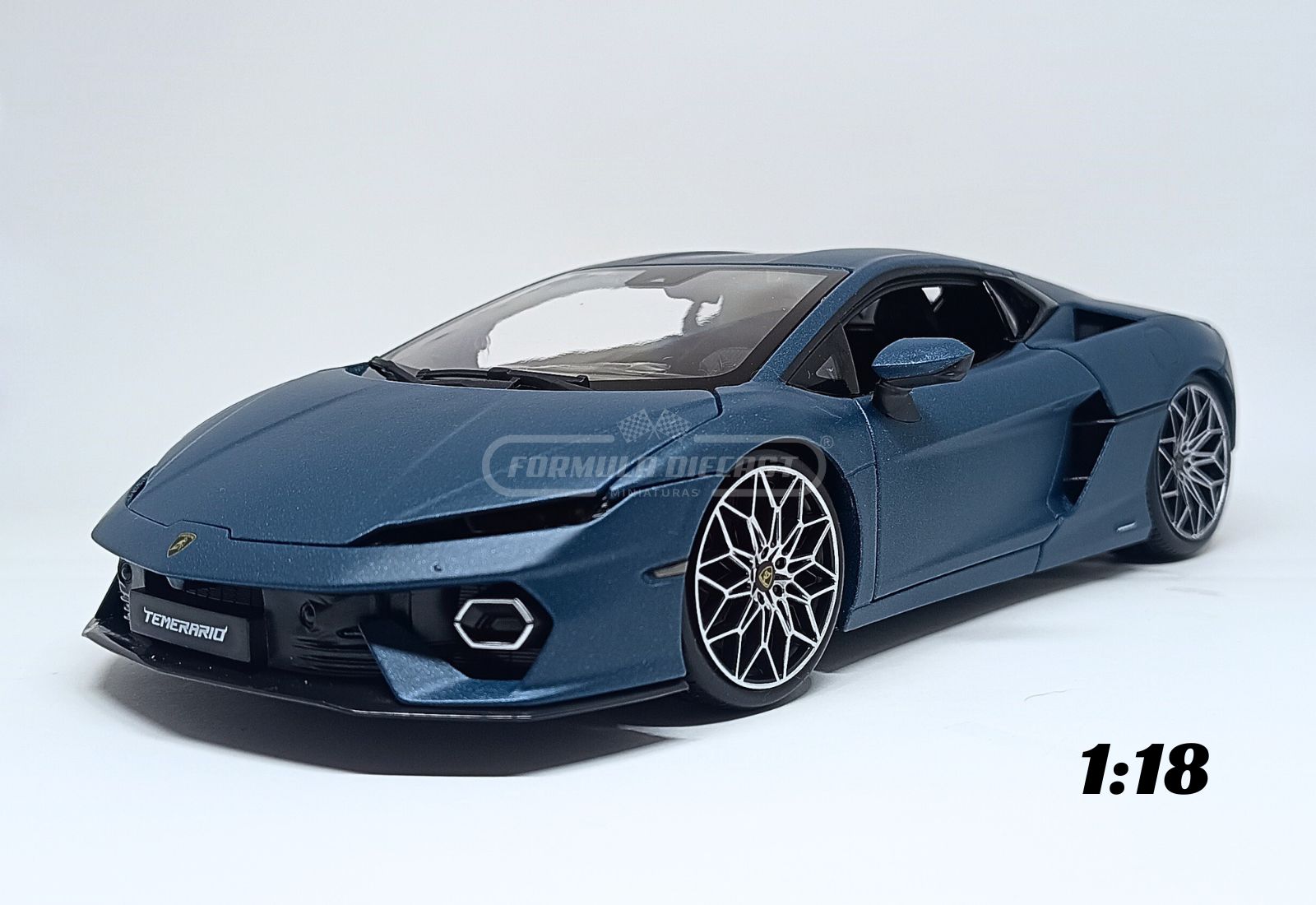 Miniatura de carro Lamborghini Temerario 2024, cor azul metálico fosco, escala 1:18, marca Bburago